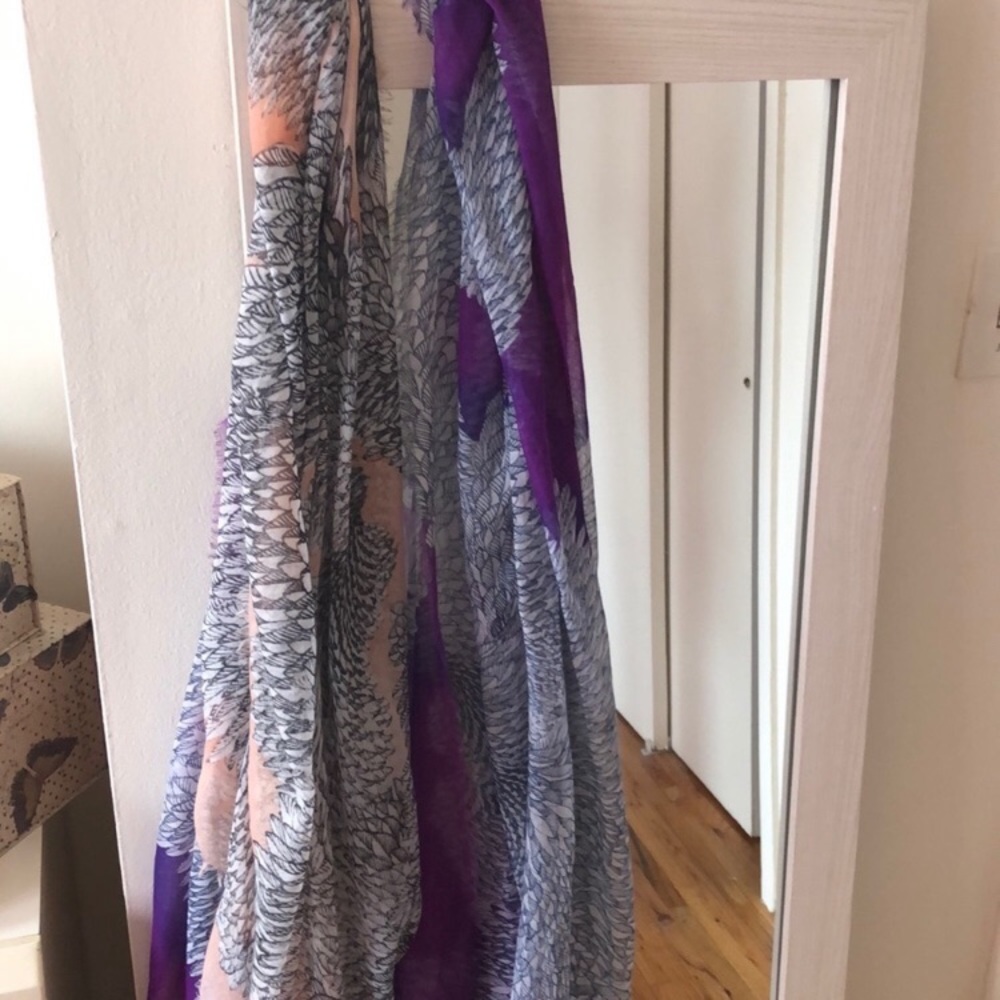 Light scarfs with feather like design